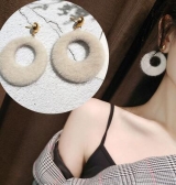 韩国气质圆形毛绒耳环 超仙毛球耳坠可爱毛毛耳钉