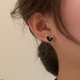 S925银针韩国气质爱心设计感独特小众日常简约黑色耳钉耳饰