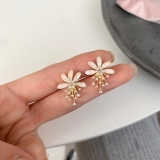 S925银针韩国花朵珍珠简约气质独特小众高级设计感仙气耳钉耳饰