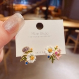 S925银针韩国森系雏菊花朵不对称超仙气质小众高级设计感耳钉耳饰