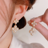 S925银针韩国法式复古时尚珍珠四叶花小清新甜美可爱高级设计感耳钉耳饰