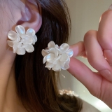 S925银针韩国简约珍珠立体花朵花瓣小清新气质少女高级设计感耳钉耳饰