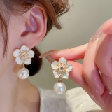 S925银针韩国简约温柔法式小香风花朵复古珍珠优雅高级设计感耳钉耳饰