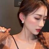 法式珍珠耳钉女2024新款耳环高质量批发气质韩国耳饰品高级感轻奢