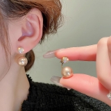 高级感珍珠耳环2024新款爆款秋冬耳钉轻奢小众独特设计感耳饰品